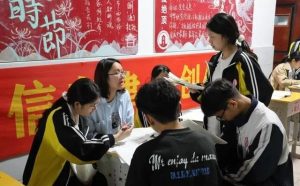 Teachers Setup Tutor Stalls to Help Students Prepare for Gaokao