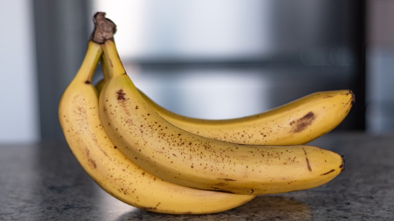 Office Workers Ripen Bananas at Work to Relieve Stress