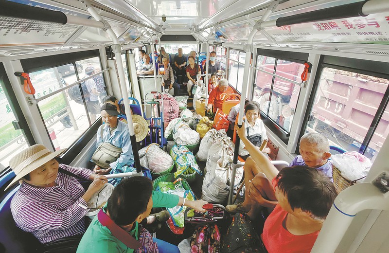 Farmers Take "Vegetable Market Bus" to Wuhan Market