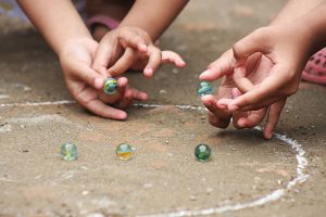 International Students Try Hand at Old "Lane Games" in Shanghai