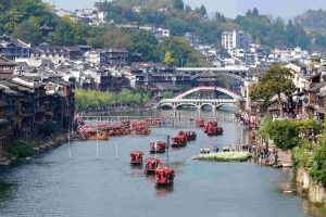 Mass Wedding Ceremony Held in Hunan Ancient Town