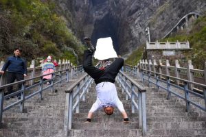 Man Climbs Tianmen Cave Stairs on His Hands