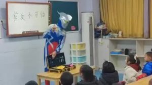 Ultraman Hairdresser Cuts Kids Hair in China