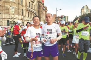 Blind Couple Complete Marathon in Shanghai 