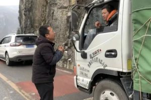 Chongqing Man Helps Truck Driver on Snowy Mountain Road