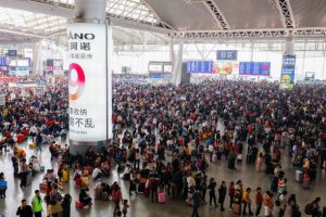 Foreign Students Volunteer at Train Station for CNY