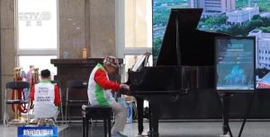 Piano Granny Plays for Hospital Patients in Guangzhou